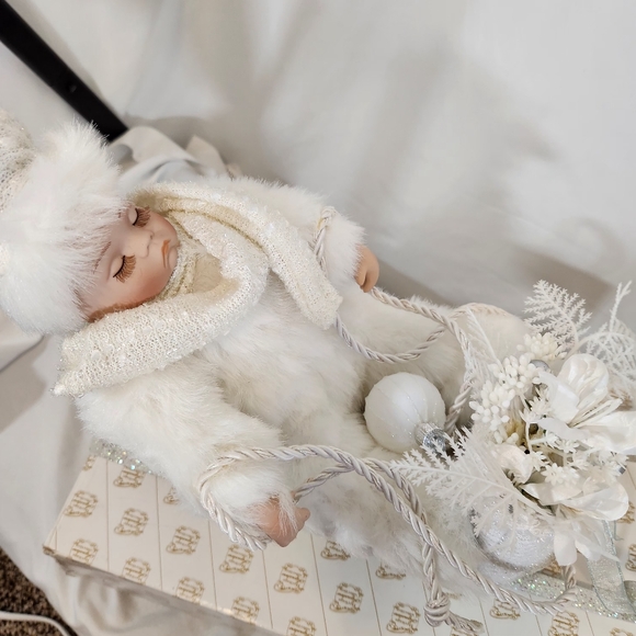 New Winter Baby in Sleigh From the Heritage Signature Collection - Picture 13 of 16